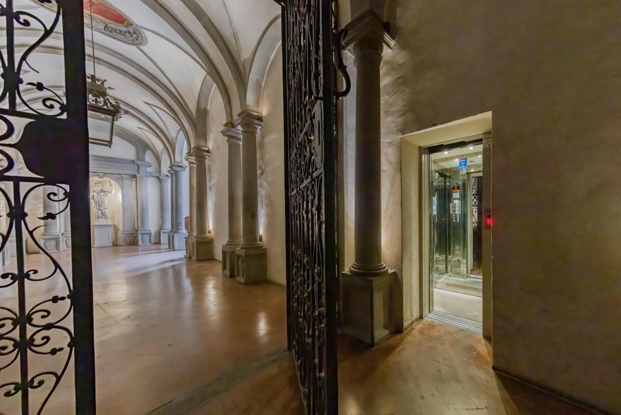 A 200m Uffizi - 90m Ponte Vecchio Florenz